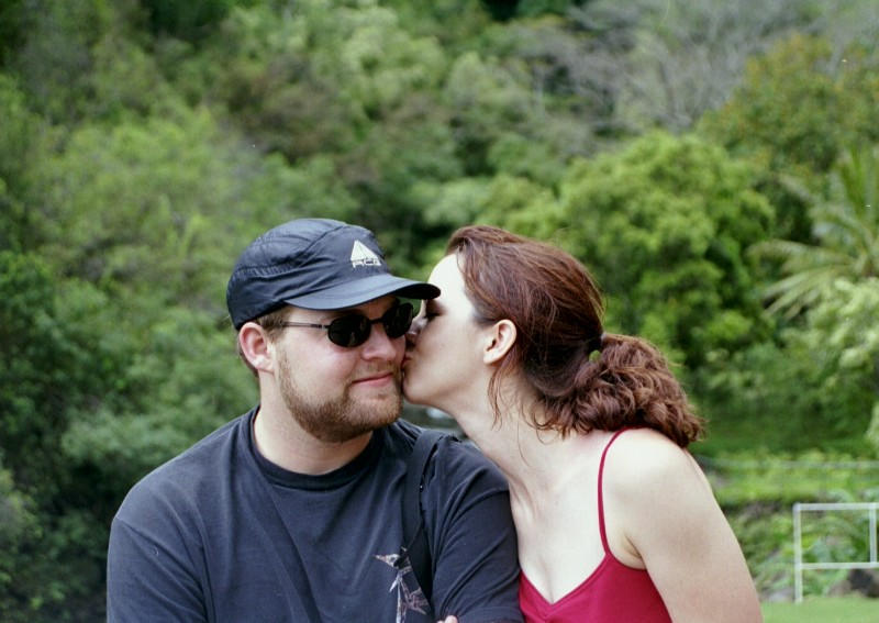 Val and Sean get smoochy